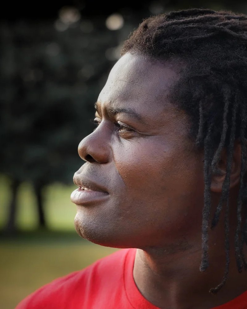 Mestre Jamaika in profile, outdoors